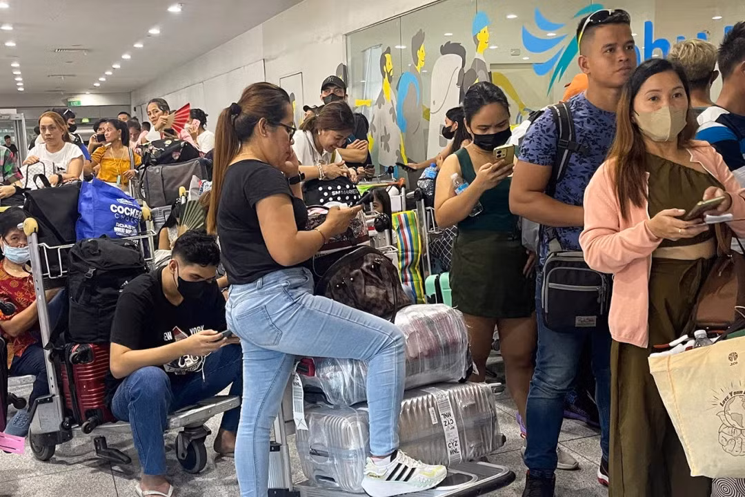 Đám đông hành khách mắc kẹt tại sân bay Quốc tế Ninoy Aquino ở Manila, Philippines sau khi các chuyến bay bị hủy do mất điện ngày 1/5. Ảnh: Reuters
