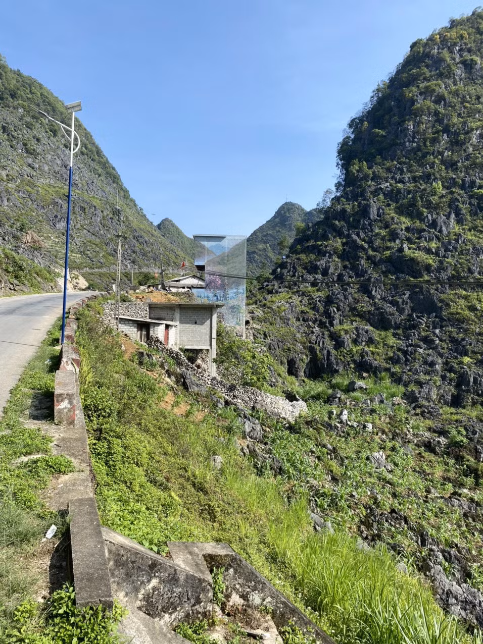 Những ngôi nhà 'tàng hình' đẹp như cảnh ghép giữa cao nguyên đá Hà Giang ảnh 2
