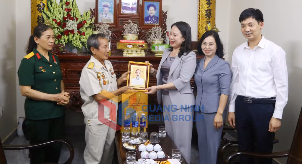 Phó Chủ tịch nước Võ Thị Ánh Xuân tặng ảnh Bác Hồ và động viên bệnh binh Phạm Văn Sách, thôn Tân Thành, xã Việt Dân, tiếp tục phát huy truyền thống bộ đội Cụ Hồ (5-2023). Ảnh: Nguyễn Thanh
