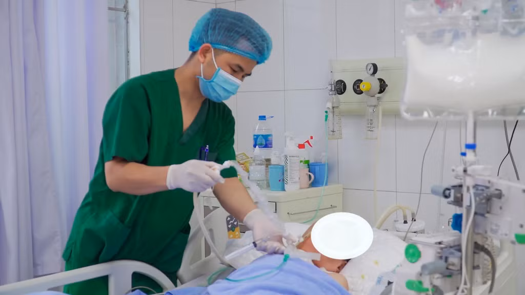 Điều dưỡng Nguyễn Văn Diễn chăm sóc cho bệnh nhân mắc ung thư giai đoạn cuối.