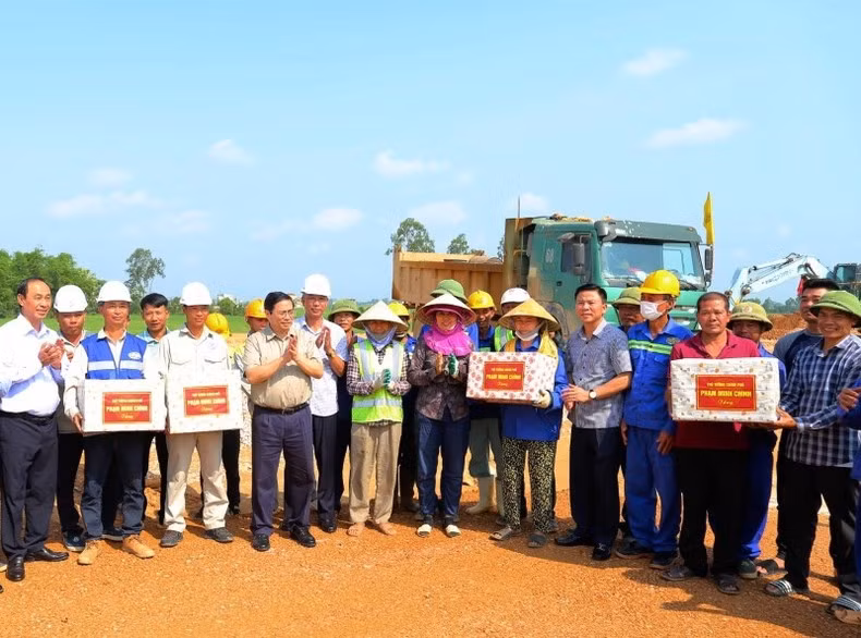 Thủ tướng Chính phủ trao tặng quà cho người lao động, cán bộ, kỹ sư thi công cao tốc bắc-nam, đoạn qua tỉnh Thanh Hóa.