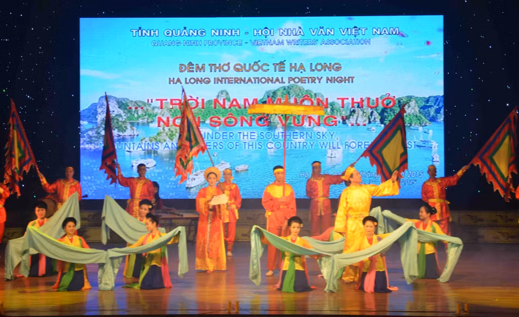 Hoạt cảnh đức vua Lê Thánh Tông trên đường đi duyệt quân ở An Bang cho mài đá khắc thơ lên vách núi Truyền Đăng. 