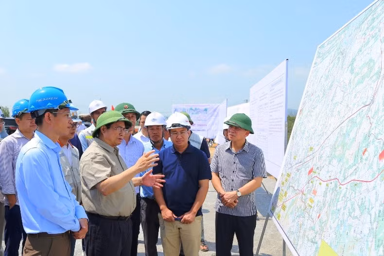 Thủ tướng trao đổi với chủ đầu tư, nhà thầu và tỉnh Thanh Hóa về phát huy hiệu quả giao thông kết nối.