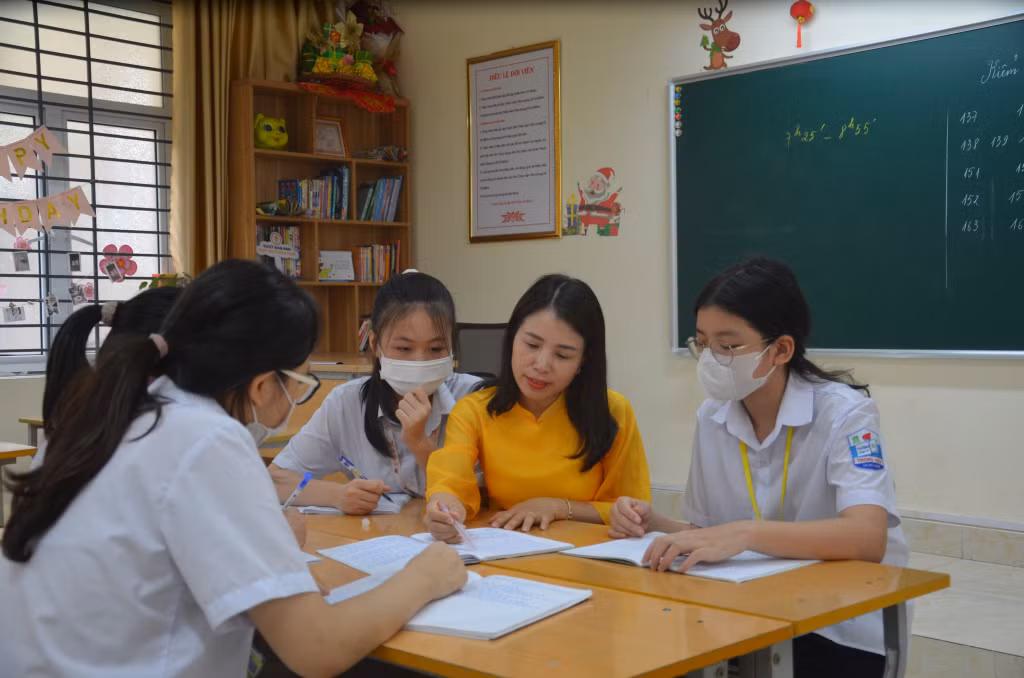 Cô giáo Nguyễn Thị Thanh Loan (Trường THCS Trọng Điểm) chấm, chữa bài cho học sinh.