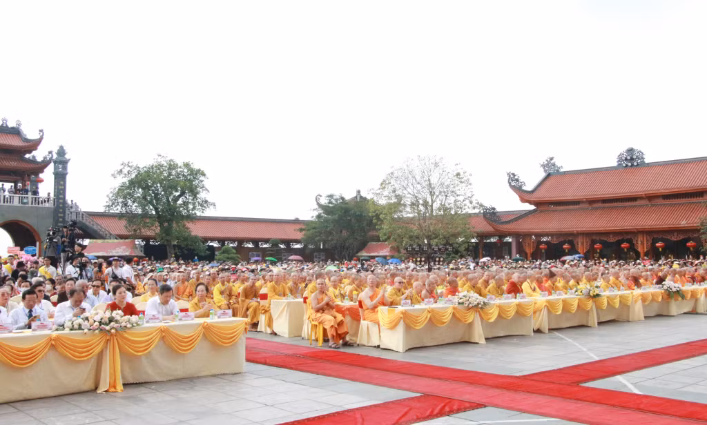 Đông đảo quan khách, tăng ni, phật tử, du khách về tham gia đại lễ Phật đản 2023 tại chùa Ba Vàng.
