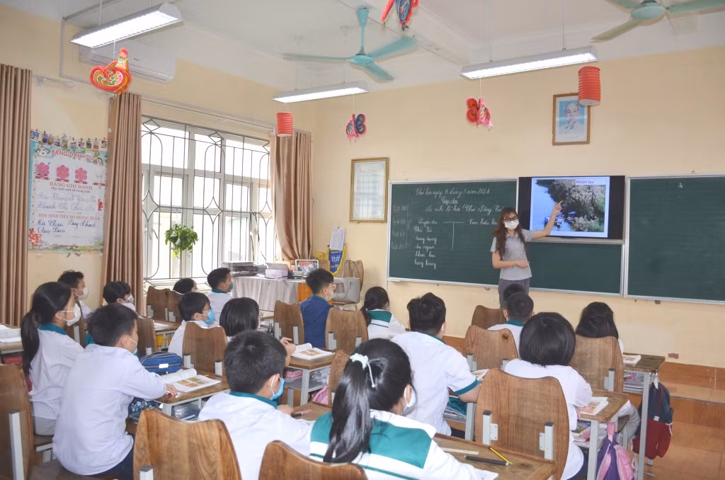 Để phục vụ ứng dụng CNTT trong giảng dạy, Trường TH-THCS-THPT Văn Lang (Hạ Long) trang bị 100% các phòng học có bảng tương tác thông minh, smart TV, máy chiếu.