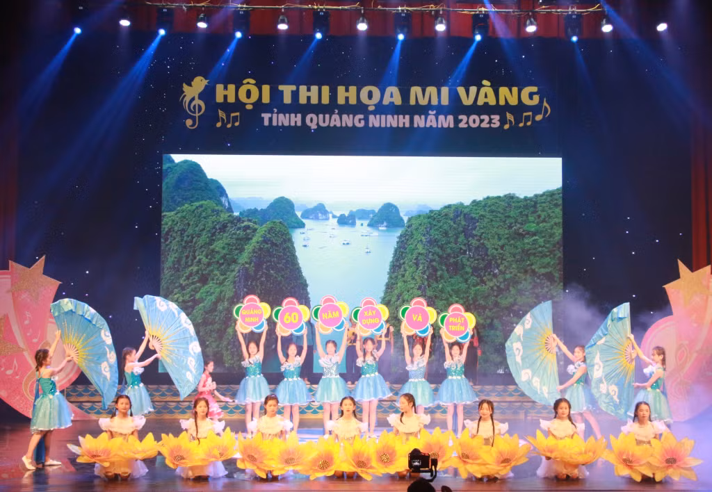 Tiết mục tốp ca "Quảng Ninh miền đất thắm xinh" của đội thi huyện Tiên Yên.