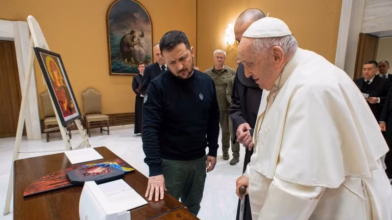 Tổng thống Ukraine Zelensky gặp Giáo hoàng Francis tại Vatican ngày 13/5. Ảnh: AFP