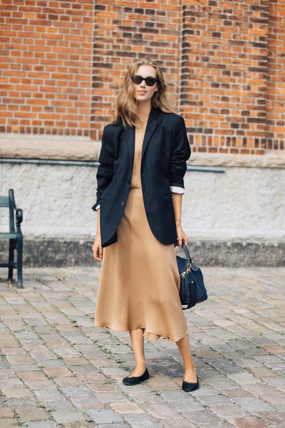 Váy ngủ và blazer là công thức phối đi làm được nhiều fashionista lựa chọn. Cách mặc đơn giản và hiệu quả, phù hợp với mọi dáng người, lịch sự mà vẫn thoải mái. Bạn có thể chọn bộ đồ này trong những ngày phải gặp đối tác, khách hàng. Ảnh: SDM