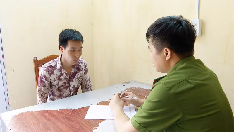 Lê Văn Sơn tại Cơ quan điều tra. (Ảnh: Bùi Thành)