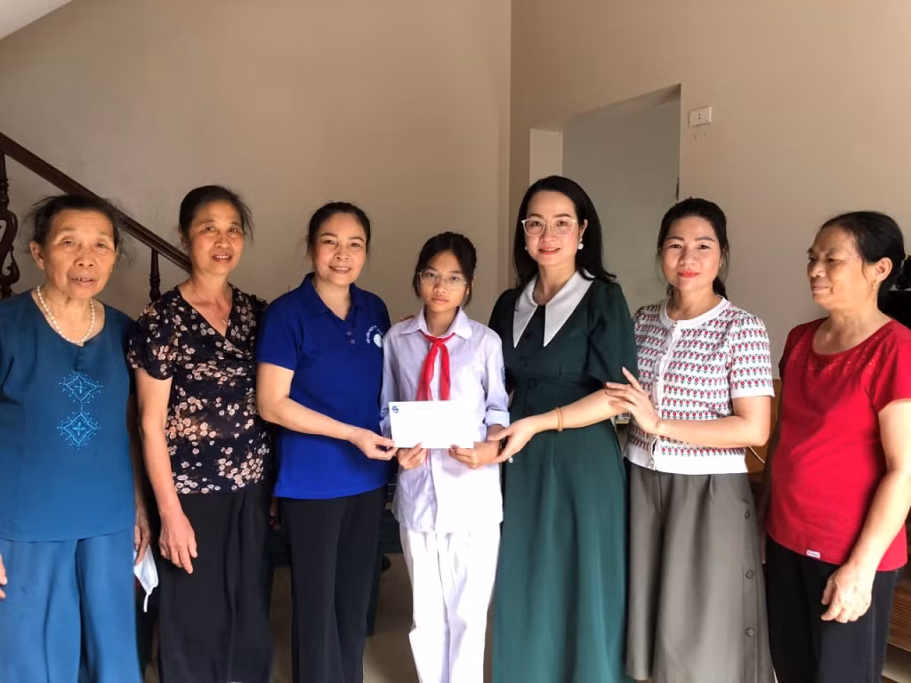 Chi hội Phụ nữ khu 8, phường Bãi Cháy, TP Hạ Long trao kinh phí học tập hằng tháng cho cháu Nguyễn Cát Tường Vy (Ảnh: Fanpage Hội LHPN TP Hạ Long)