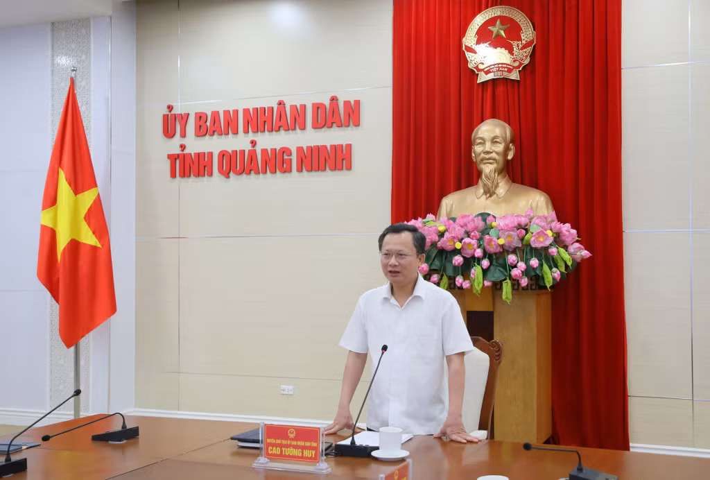 Đồng chí Quyền Chủ tịch UBND tỉnh Cao Tường Huy phát biểu kết luận buổi làm việc.
