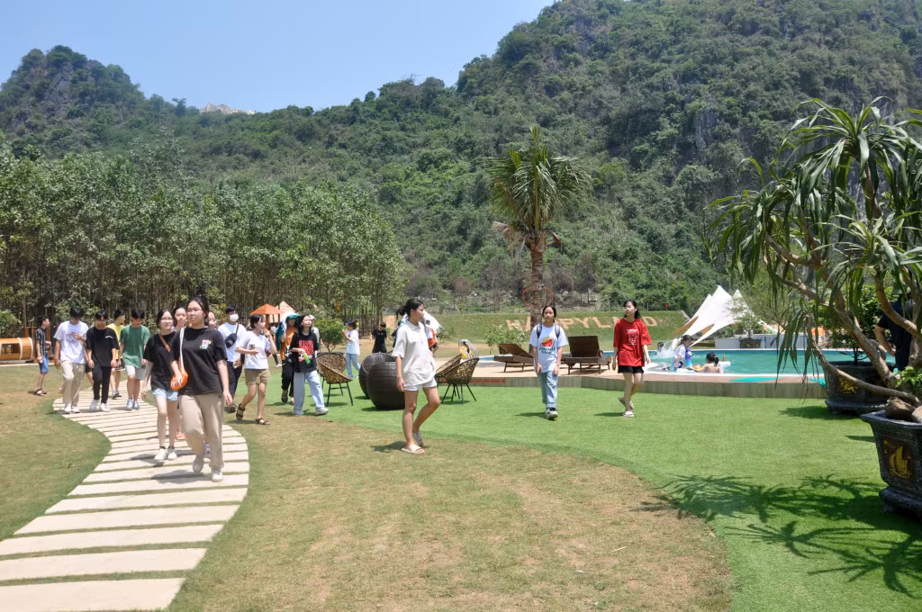 Du khách học sinh tới trải nghiệm tại Happy Land (xã Thống Nhất, TP Hạ Long).