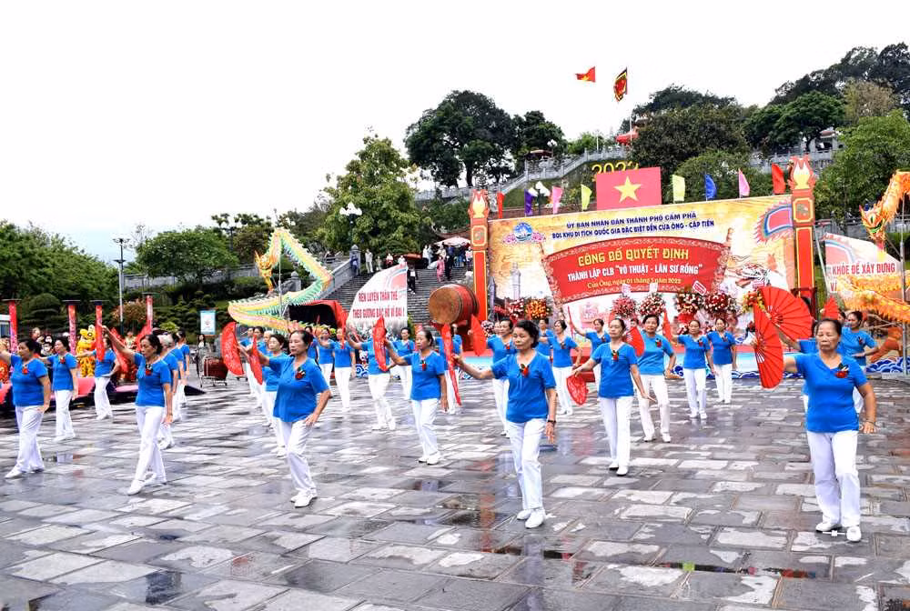 Nhiều hoạt động văn hóa, thể thao xây dựng đời sống khu dân cư ở phường Cửa Ông (TP Cẩm Phả) được người dân tham gia tích cực. Ảnh: Công Thành