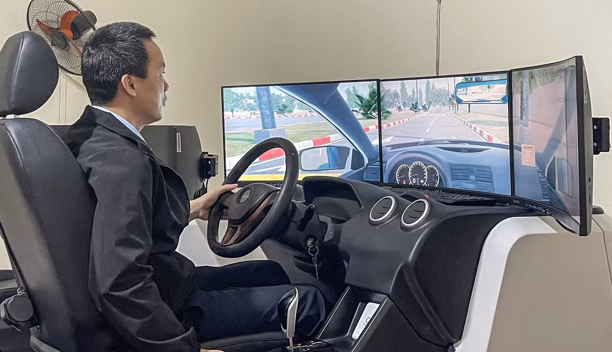 Sử dụng ca-bin điện tử trong quá trình đào tạo lái xe tại Trung tâm Đào tạo và sát hạch lái xe Bắc Hà (Ảnh: Báo Bắc Ninh)