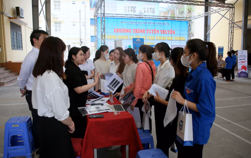 Rất đông sinh viên chuyên ngành Điều dưỡng tìm hiểu cơ hội việc làm tại Nhật Bản qua đơn vị tư vấn tuyển dụng lao động.
