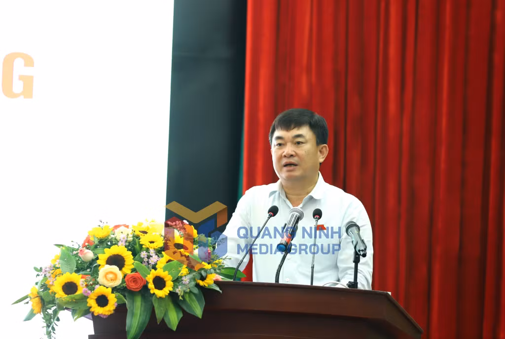 Đồng chí Ngô Hoàng Ngân, Bí thư Đảng ủy, Chủ tịch Hội đồng thành viên Tập đoàn TKV, Trưởng đoàn Đại biểu Quốc hội tỉnh phát biểu. 
