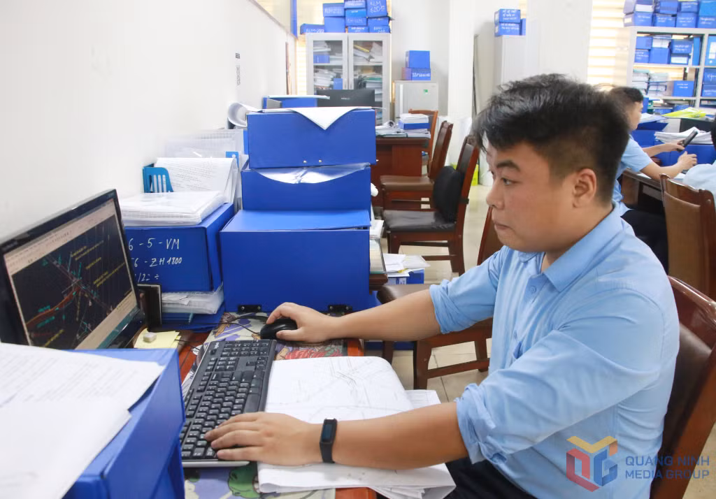 Kỹ sư Lê Ngọc Khánh thiết kế biện pháp thi công đào chống lò tại Phòng Kỹ thuật Công nghệ mỏ.
