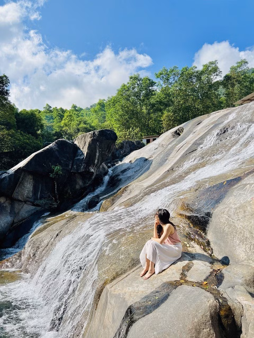 Suối Mơ là điểm du lịch nằm giữa Huế và Đà Nẵng.