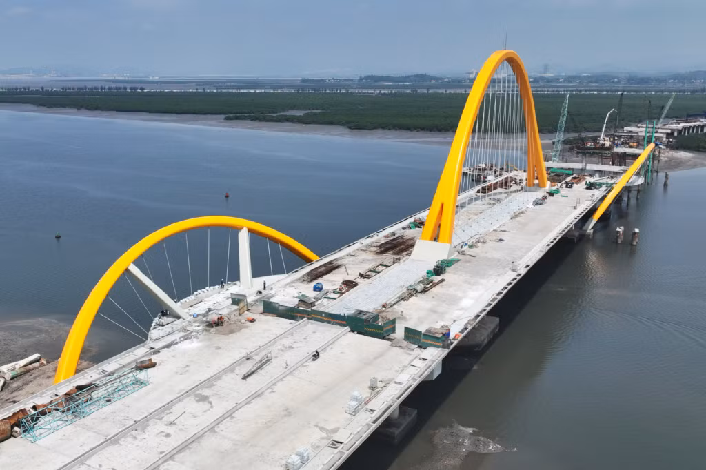Hạng mục cầu chính đã cơ bản hoàn thành kết cấu chính và đang chuyển sang giai đoạn hoàn thiện.