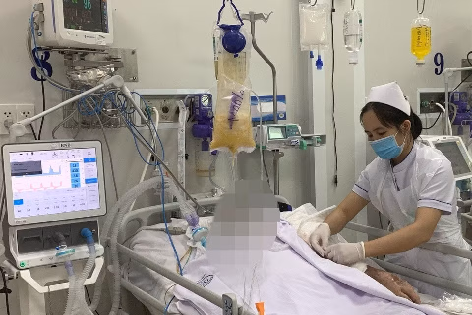 Người bệnh bị nhiễm độc tố Botulinum đang được các y bác sĩ Bệnh viện Chợ Rẫy chăm sóc, điều trị. Ảnh: BVCC.