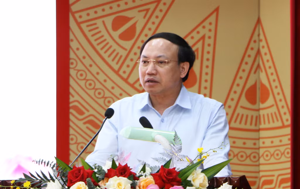 Đồng chí Nguyễn Xuân Ký, Ủy viên Trung ương Đảng, Bí thư Tỉnh ủy, Chủ tịch HĐND tỉnh, phát biểu tại buổi làm việc.