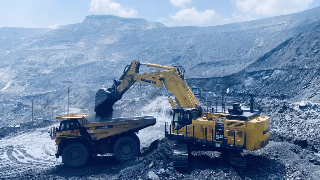 Tổ hợp máy xúc - xe tải đồng bộ trên khai trường mỏ than Hà Tu.