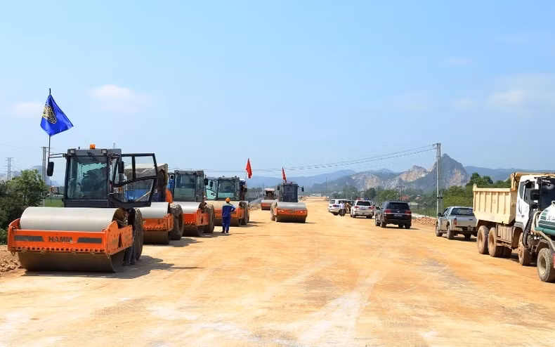 Xe máy thi công đường cao tốc bắc-nam, đoạn qua huyện Đông Sơn.