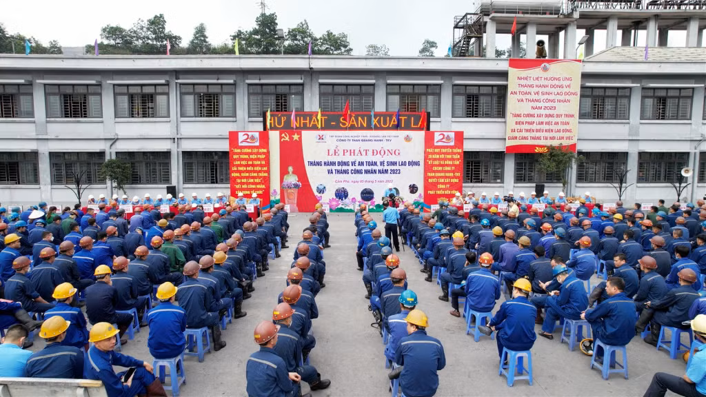 Công ty Than Quang Hanh (TP Cẩm Phả) tổ chức lễ phát động Tháng hành động về ATVSLĐ năm 2023.