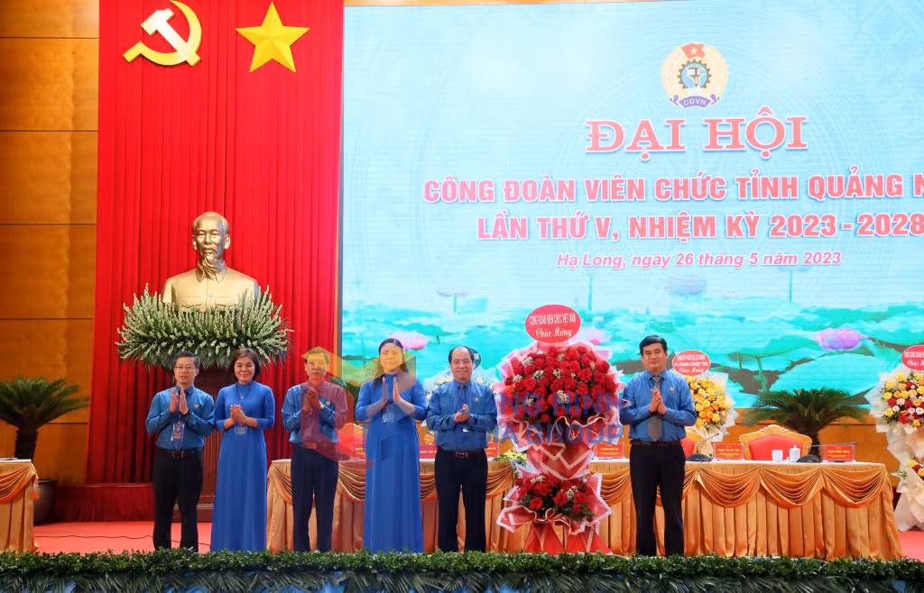 Đồng chí Thái Hoài Nam, Phó Chủ tịch Công đoàn Viên chức Việt Nam tặng hoa chúc mừng Đại hội.