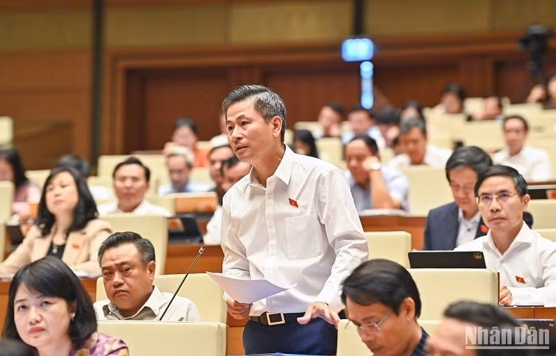 Đại biểu Nguyễn Phi Thường (đoàn Hà Nội) góp ý kiến về phát triển đô thị theo định hướng giao thông công cộng (TOD). (Ảnh: DUY LINH)