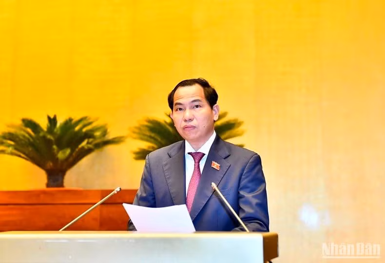 Chủ nhiệm Ủy ban Tài chính, Ngân sách của Quốc hội Lê Quang Mạnh trình bày Báo cáo thẩm tra về công tác thực hành tiết kiệm, chống lãng phí năm 2022. (Ảnh: ĐĂNG KHOA)