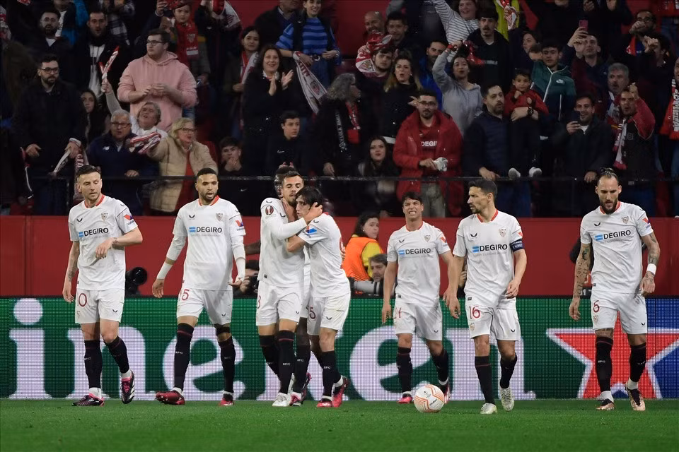 Sevilla được dự báo sẽ gặp khó khăn trước hàng phòng ngự lùi sâu của Roma. Ảnh: AFP