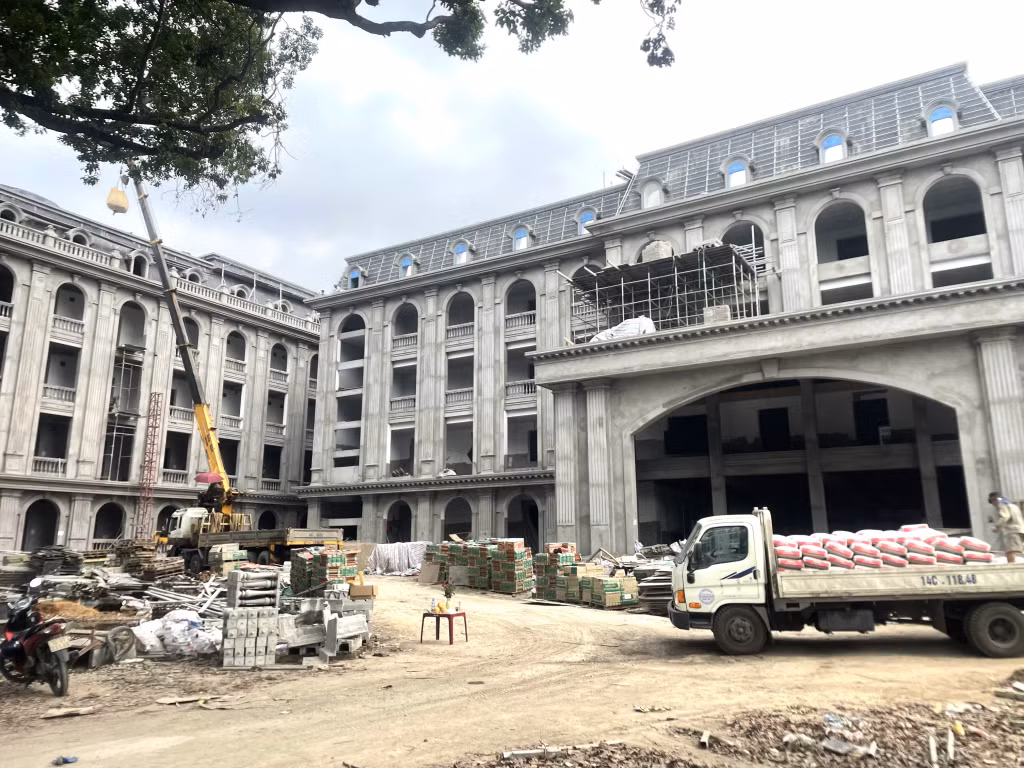 Dự án mở rộng, xây mới Trường THPT Cẩm Phả đang trong giai đoạn hoàn thiện.