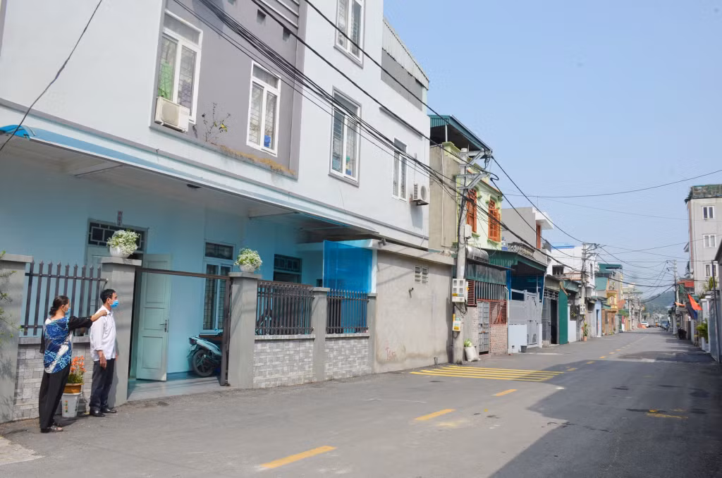 Người dân khu phố 5, phường Hà Trung (TP Hạ Long) rất vui mừng khi tuyến đường trong khu được mở rộng.