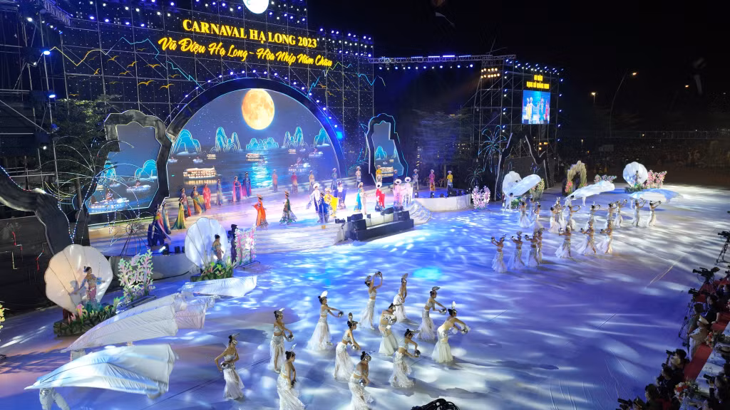 Carnaval Hạ Long 2023 là một trong những sự kiện trong chuỗi các hoạt động của mùa du lịch hè, tưng bừng và sôi động để chào đón du khách trong kỳ nghỉ lễ 30/4 - 1/5.