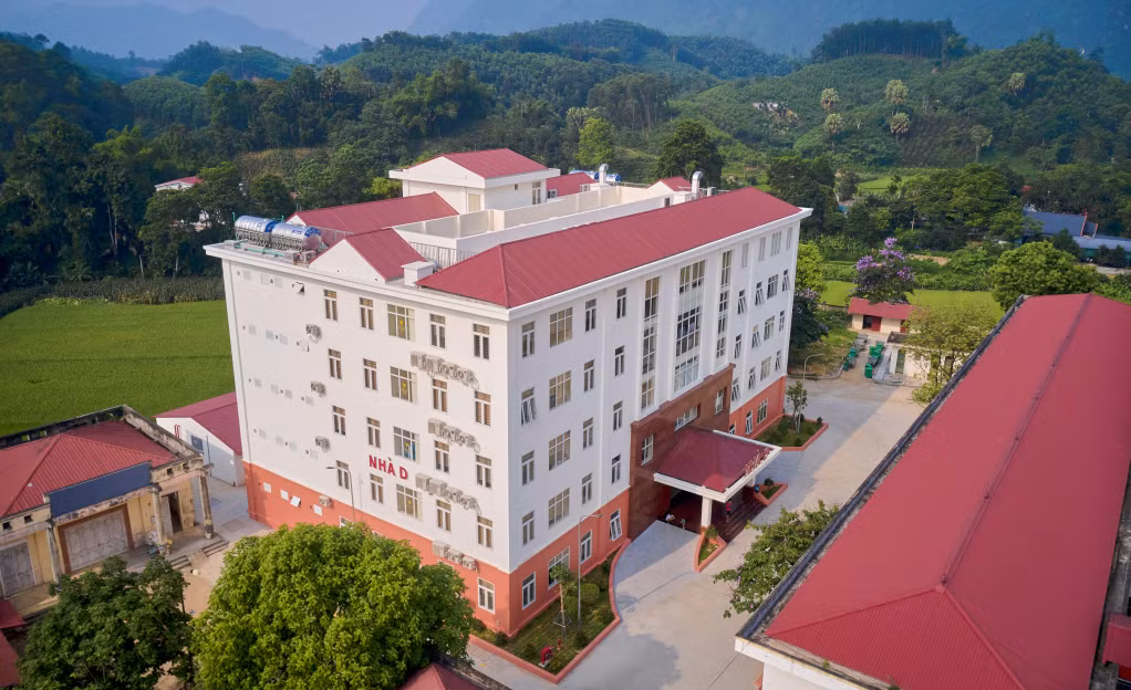 Nhà khám chữa bệnh - Bệnh viện Đa khoa huyện Định Hóa.