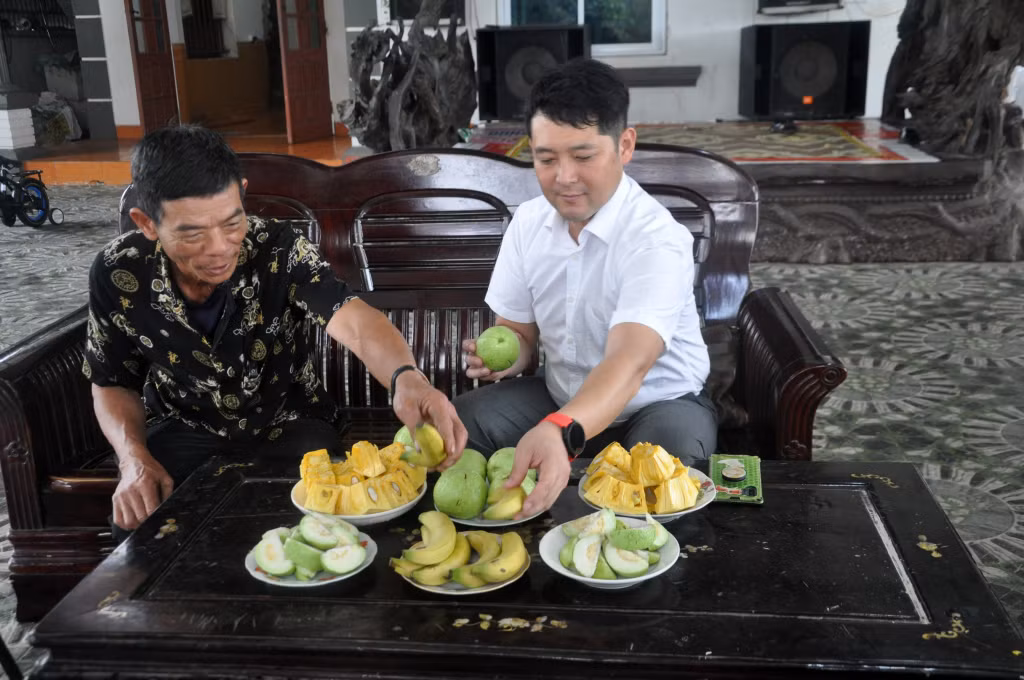 Ông Nguyễn Văn Thái là một trong 4 hộ thí điểm tham gia mô hình du lịch nông nghiệp liên kết với Công ty TNHH Han Nong, giới thiệu các loại cây trái vườn nhà được canh tác khoa học và có chất lượng thơm ngon.