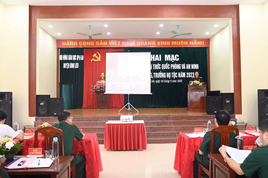 Ngay sau khai mạc, Thiếu tá -Thạc sĩ Lê Gia Đồng, Chính trị viên phó BanCHQS huyện Bình Liêu giảng chuyên đề phòng chống chiến lược “Diễn biến hòabình”, bạo loạn lật đổ của các thế lực thù địch với Việt Nam.