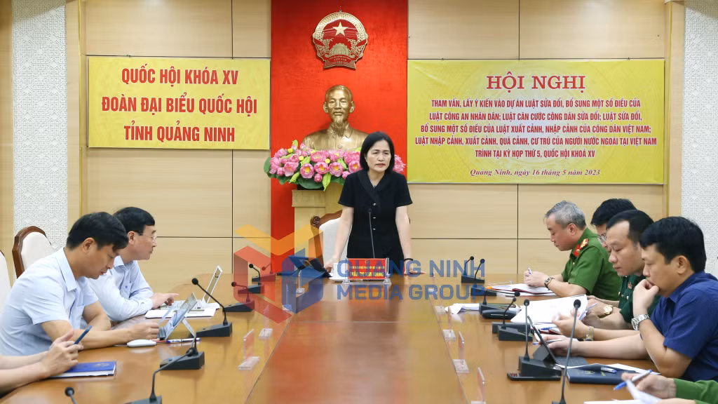 Đại biểu Trần Thị Kim Nhung, Ủy viên Thường trực Ủy ban Pháp luật của Quốc hội, ĐBQH tỉnh Quảng Ninh, phát biểu tại hội nghị lấy ý kiến vào các dự thảo luật do Bộ Công an chủ trì soạn thảo trình Quốc hội khóa XV (5-2023). Ảnh: Nguyễn Thanh
