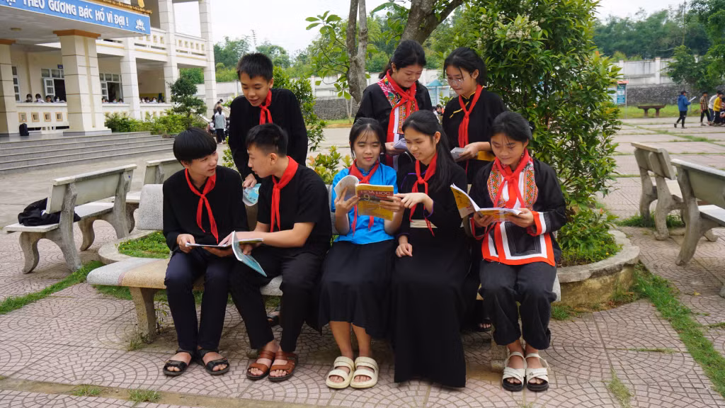 Hương Trà có lối sống giản dị, khiêm tốn, hòa đồng nên được thầy yêu, bạn mến.