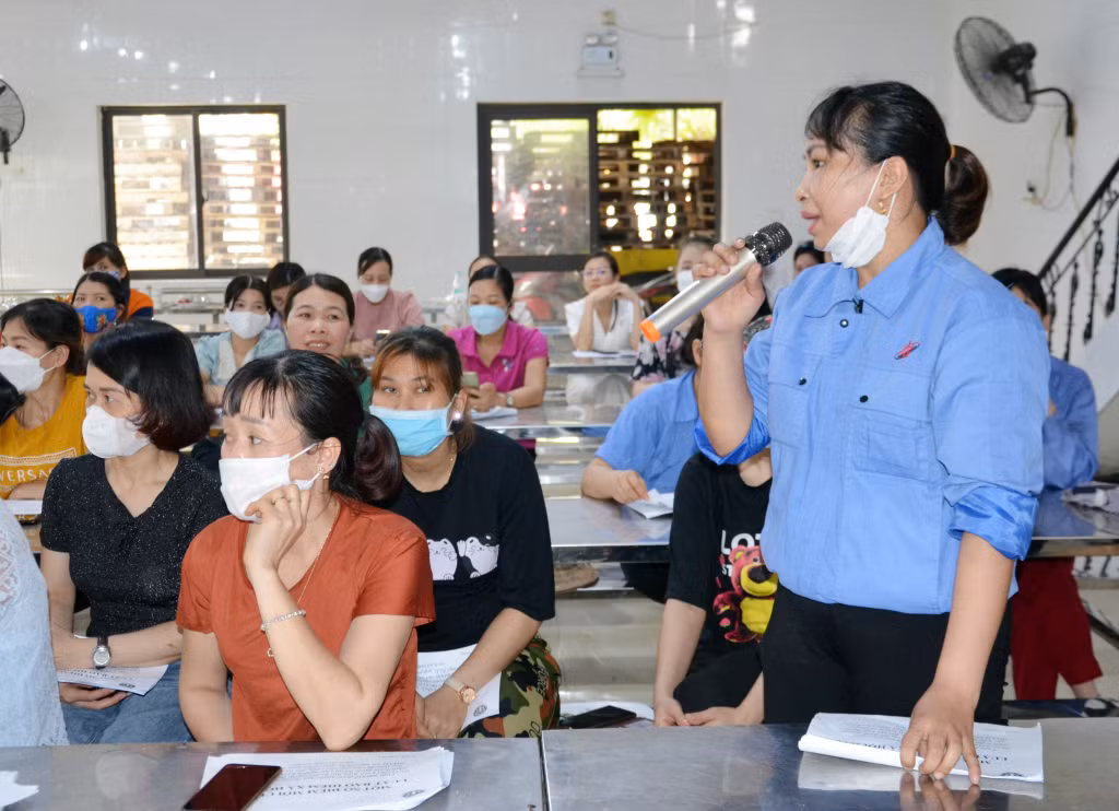 Người lao động phát biểu ý kiến tại Hội nghị tuyên truyền, đối thoại, tư vấn về chính sách BHXH, BHYT, BHTN do BHXH tỉnh phối hợp với LĐLĐ tỉnh và Sở LĐ-TB&amp;XH tổ chức tại KCN Cái Lân. Ảnh: Dương Trường