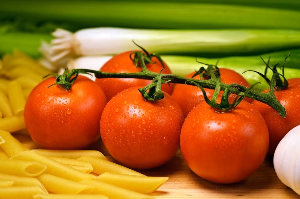 Các chất dinh dưỡng như kali, sắt, vitamin C...có trong cà chua giúp cải thiện tình trạng sức khoẻ. Ảnh: Shutterstock.