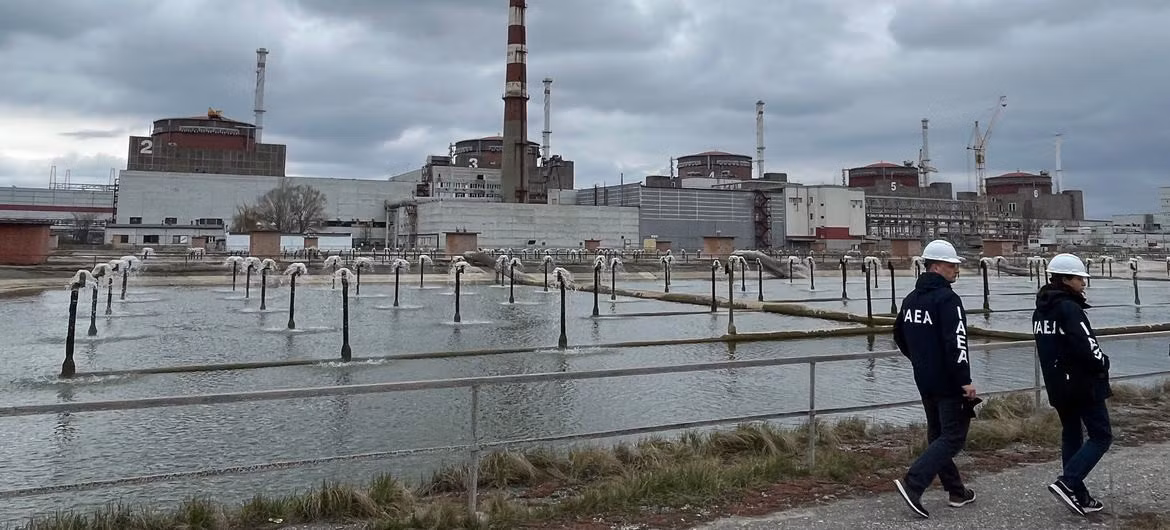 Các chuyên gia IAEA đi kiểm tra nhà máy điện hạt nhân Zaporizhzhya. Ảnh: news.un.org