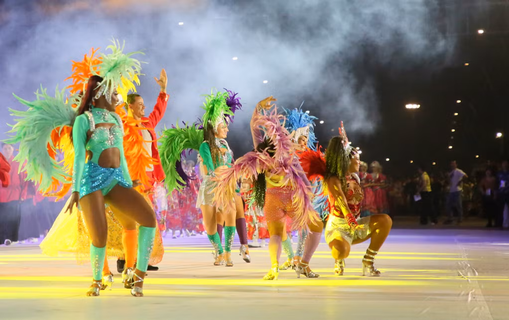 Các vũ công Brazil trong vũ điệu Samba sôi động, đầy cuốn hút.