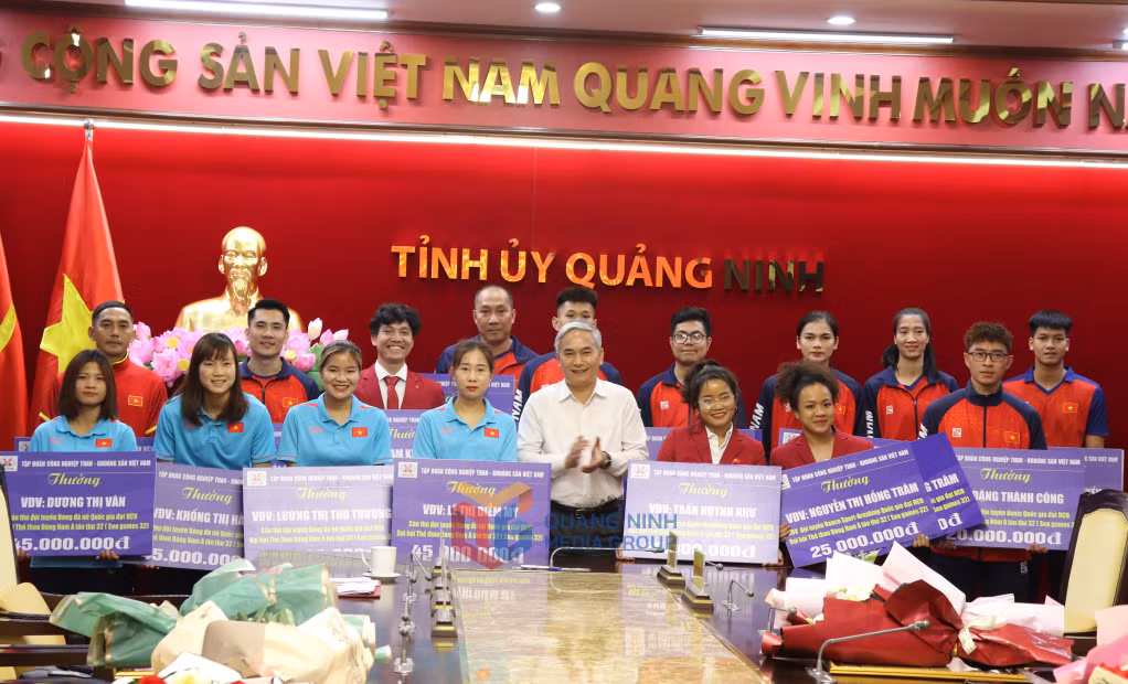 Tập đoàn CN Than và Khoáng sản Việt Nam trao tiền thưởng cho các HLV, VĐV.