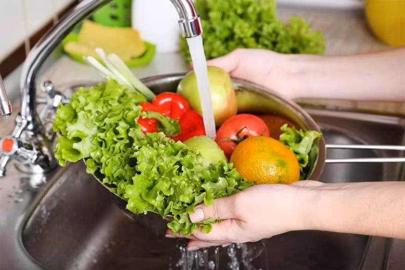 Cần vệ sinh thực phẩm đúng cách để phòng bệnh.