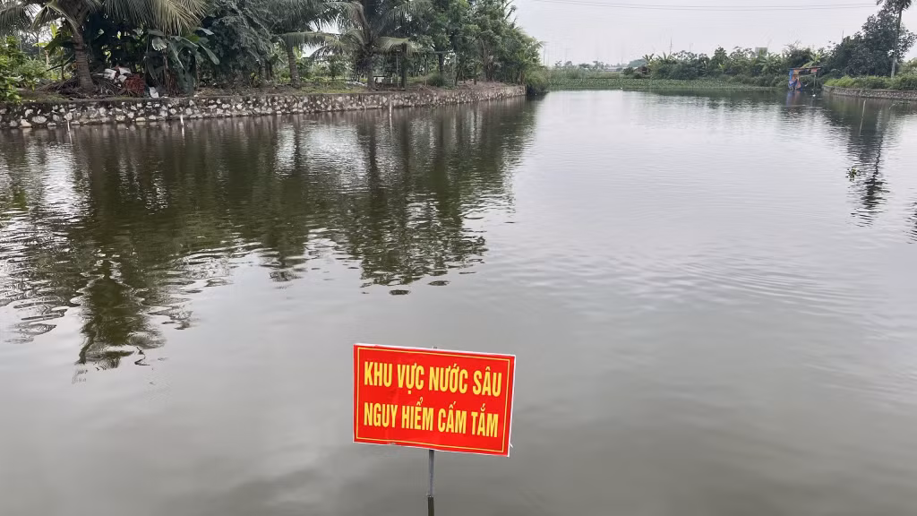 Biển cảnh báo cấm tắm được cắm ở những khu vực nước sâu nguy hiểm