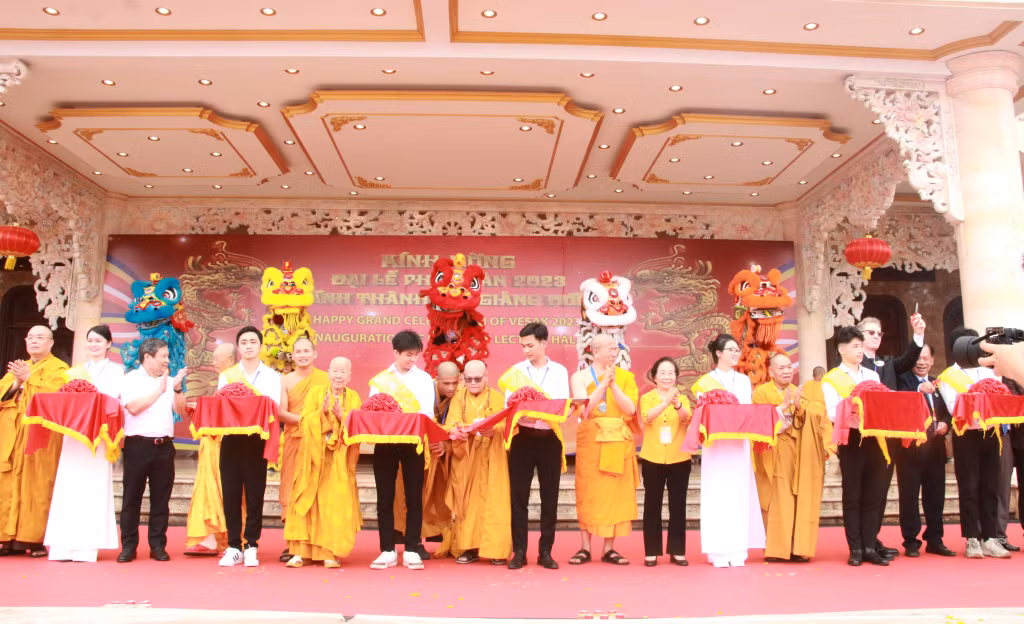 Các đại biểu cắt băng khánh thành tòa đại giảng đường chùa Ba Vàng.