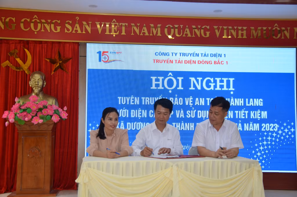 Đại diện lãnh đạo Truyền tải điện Đông Bắc 1, UBND xã Dương Huy và Trường Trường TH&amp;THCS Dương Huy tổ chức ký cam kết giao ước về việc cùng thực hiện các biện pháp nhằm đảm bảo an toàn cho hệ thống lưới truyền tải điện quốc gia.